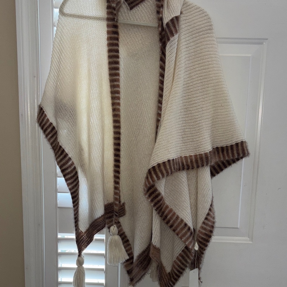 Woman’s wrap with hoodie Cream and Brown NWT - Picture 2 of 6